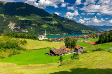 İsviçre Alplerinde eski bir ortaçağ köyü.