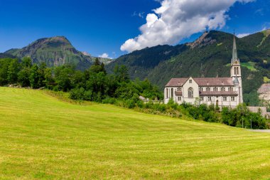 İsviçre Alplerinde eski bir ortaçağ köyü.