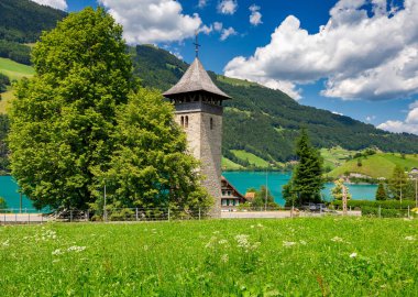 İsviçre Alplerinde eski bir ortaçağ köyü.