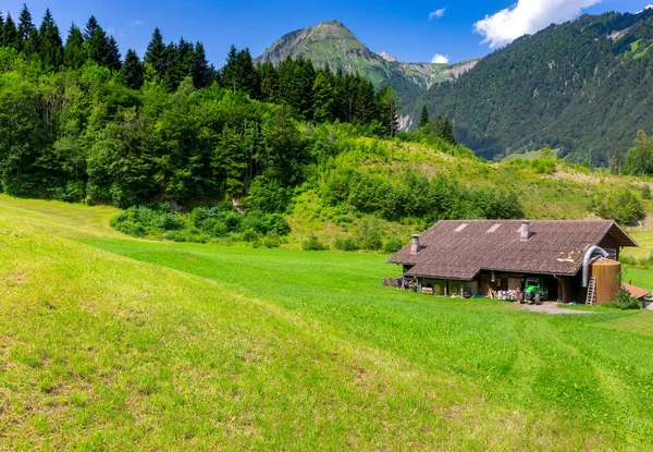 Lungern Παλιό μεσαιωνικό χωριό στις ελβετικές Άλπεις. — Φωτογραφία Αρχείου