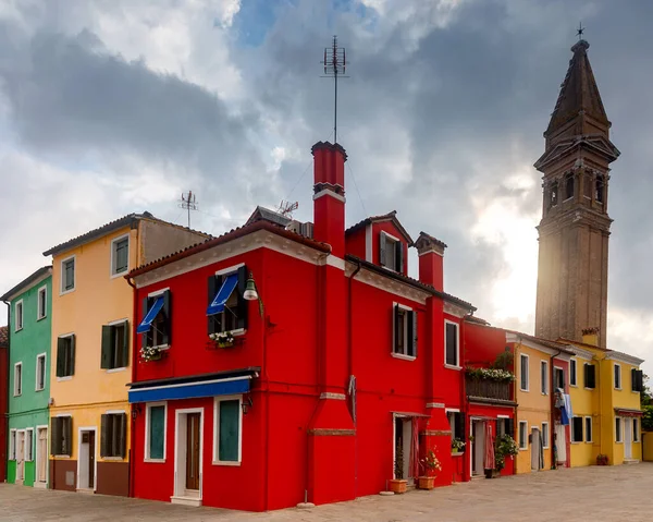 Gevels van traditionele oude huizen op het eiland Burano. — Stockfoto