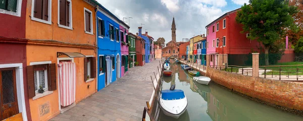 Facades of traditional old houses on the island of Burano. — Stock Photo, Image