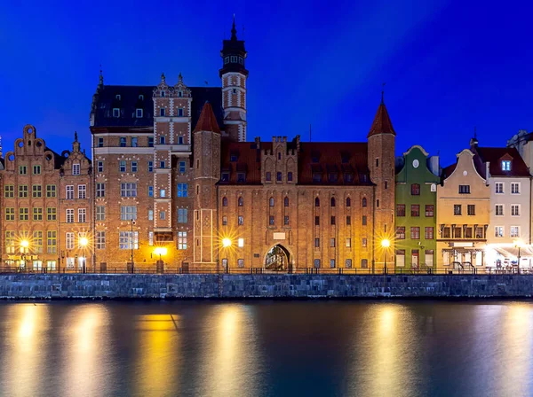 Gdansk. Terraplén de la ciudad al amanecer . — Foto de Stock