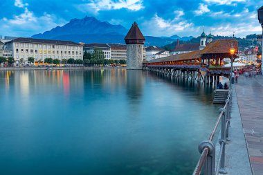 Luzern. Ünlü Şapel, gece ışığı şafakta Kapellbrucke Köprüsü.