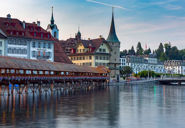 Luzern. die berühmte Kapelle, Kapellbrücke im Morgengrauen in nächtlicher Beleuchtung. — Stockfoto