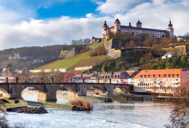 Wurzburg 'da. Sabahın erken saatlerinde eski taş köprü.