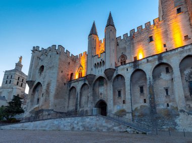 Avignon. Provence. Şafakta Papalık Sarayı 'nın merkez cephesi.