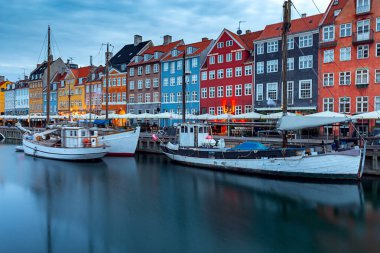 Kopenhag. Şafakta Nyhavn kanal..