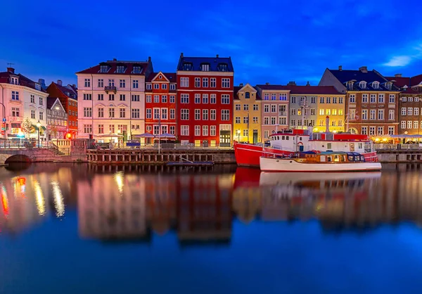 Kodaň. Kanál Nyhavn je za úsvitu. — Stock fotografie