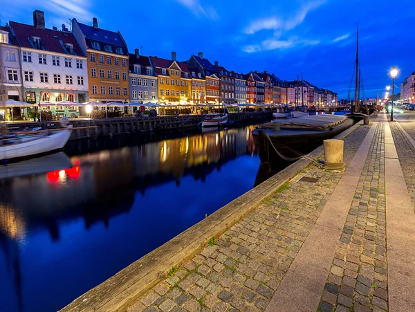 Kodaň. Kanál Nyhavn je za úsvitu. — Stock fotografie