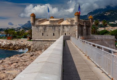 Menton. Deniz kıyısında bir kale duvarı ile eski kale kale.