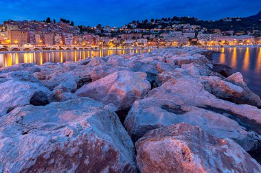 Menton. Körfez kıyısında ortaçağ evlerinantik çok renkli cepheler.