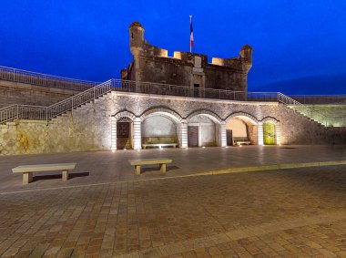 Menton. Deniz kıyısında bir kale duvarı ile eski kale kale.