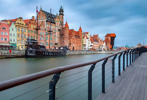 Gdansk. remblai de la ville à l'aube. — Photo