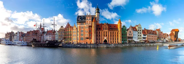 Gdansk. Embarque da cidade em um dia ensolarado. — Fotografia de Stock