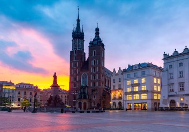 Krakow. St. Marys Kilisesi ve pazar meydanı şafakta.