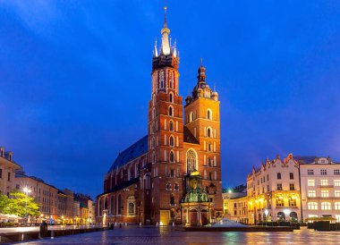 Krakow. St. Marys Kilisesi ve pazar meydanı şafakta.