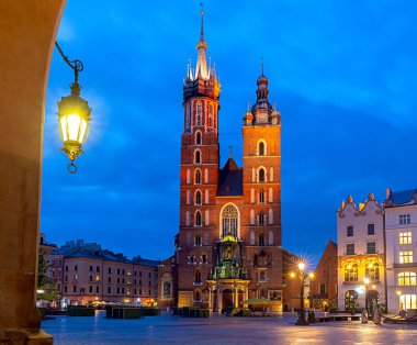 Krakow. St. Marys Kilisesi ve pazar meydanı şafakta.