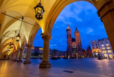 Krakow. St. Marys Kilisesi ve pazar meydanı şafakta.