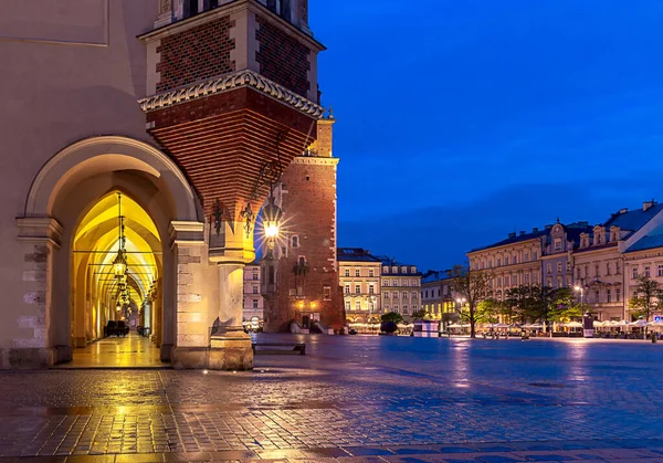 Krakow. Market square in the night lights at sunrise. — Stock Photo, Image