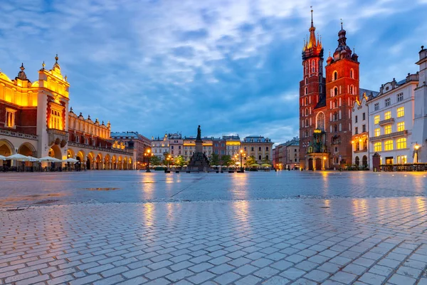 Krakow. St. Marys kyrka och torg i gryningen. — Stockfoto