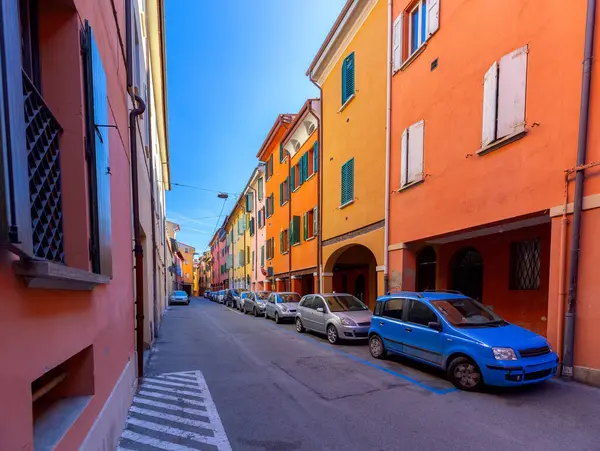 Bologna. Tarka homlokzatú házak. — Stock Fotó