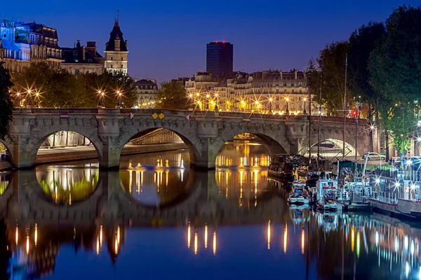 Parijs. Stad dijk langs de Seine. — Stockfoto