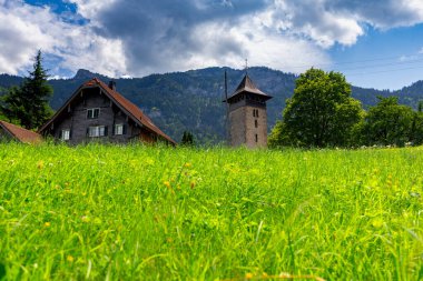 İsviçre Alplerinde eski bir ortaçağ köyü.
