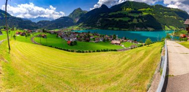 Lungern. Panorama. İsviçre alplerinde eski ortaçağ köyü.