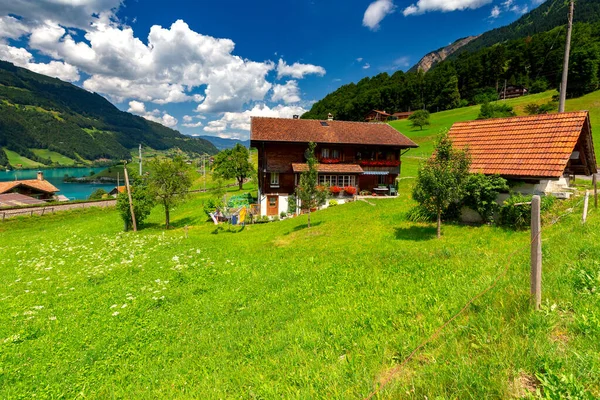 Lungern Gamla medeltida byn i schweiziska alperna. Stockbild