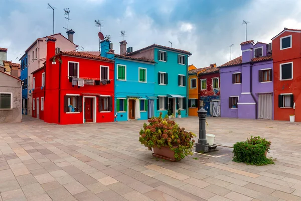 Fachadas de casas antiguas tradicionales en la isla de Burano. — Foto de Stock