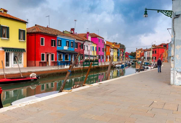 Facades of traditional old houses on the island of Burano. — Stock Photo, Image