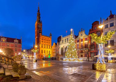 Uzun Pazar Meydanı ve Noel ağacının Noel için aydınlatıldığı gece. Gdansk. Polonya.