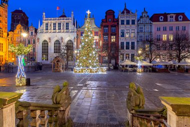 Uzun Pazar Meydanı ve Noel ağacının Noel için aydınlatıldığı gece. Gdansk. Polonya.