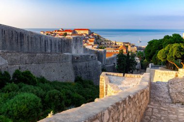 Dubrovnik. Sabah erkenden eski şehir duvarları ve kuleleri.