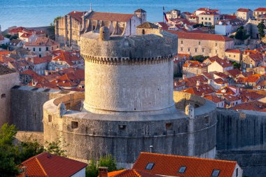 Dubrovnik. Sabah erkenden eski şehir duvarları ve kuleleri.