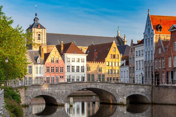 Brugge. Kanaal Spiegel Rei. — Stockfoto