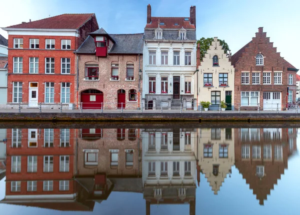 Brygge. Kanal Spiegel Rei. — Stockfoto