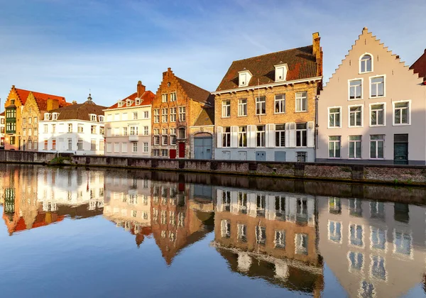 Brugge. Kanaal Spiegel Rei. — Stockfoto