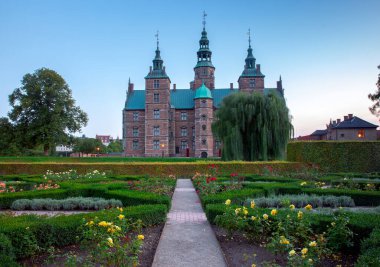 Gün batımında Rosenborg konutunda. Kopenhag 'da. Danimarka