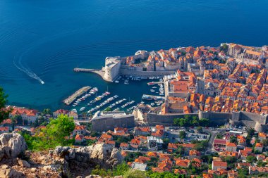 Güneşli bir sabahta Dubrovnik şehrinin manzaralı manzarası.