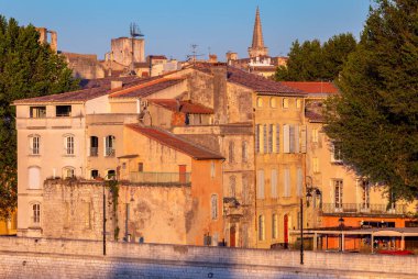 Arles. Şehir seti ve eski evlerin cepheleri.