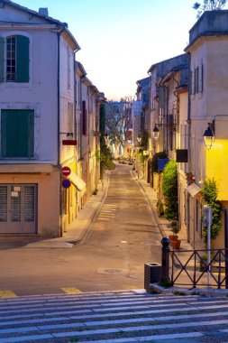Arles. Şehrin tarihi merkezinde eski dar sokak.