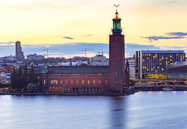 Gece aydınlatma sahildeki Belediye Binası. Stockholm. İsveç.