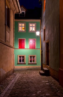 Bamberg. Şehrin tarihi bölgesinde eski dar bir cadde..