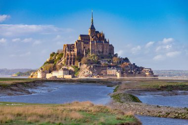 Gün batımında Mont Saint-Michel.