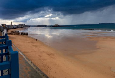 Saint-Malo 'da. Kumsalda sular çekildiğinde.