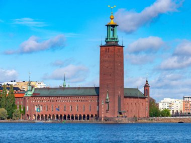 Stockholm. Güneşli bir günde Belediye Binası.