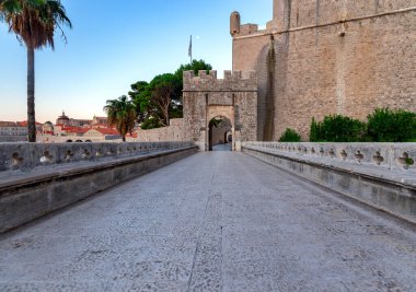 Dubrovnik. Eski şehir kapısı.