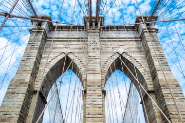 Brooklyn Köprüsü nden geçerken